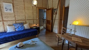 Traditional Double or Twin Room | Peralatan tempat tidur premium, dihias secara berasingan 