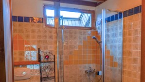A bathroom with a shower, toilet, and sink. - L'HÔT'BERGE de Gannedel (La Chapelle-de-Brain)