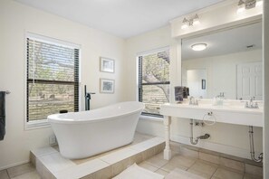 Ensemble baignoire-douche, séchoir à cheveux, serviettes fournies