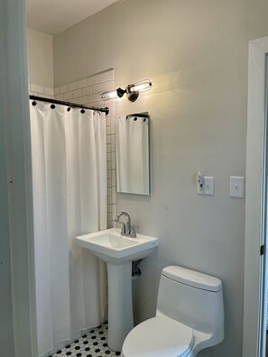 Dusche, Haartrockner, Handtücher, Toilettenpapier