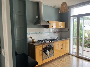 Fridge, microwave, oven, coffee/tea maker - Cocon Lumineux Avec Jardin, à 5 Minutes a Pied de la Gare (Lorient)