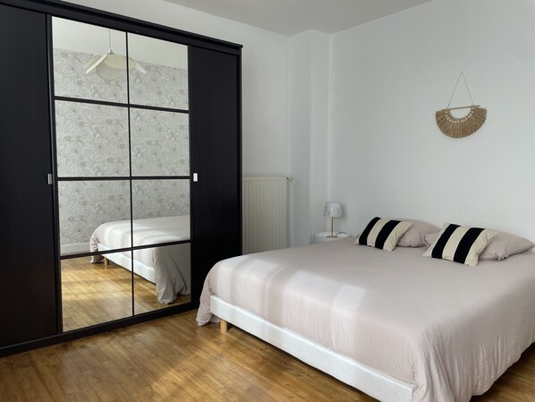 2 室のベッドルーム、アイロン / アイロン台、旅行用ベビーベッド、WiFi (無料)