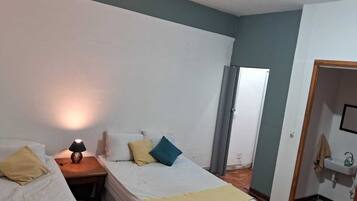 3 quartos, escrivaninha, ferros/tábuas de passar roupa