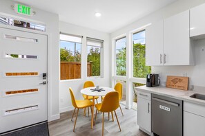 Classic Single Room | Shared kitchen facilities | Fridge, microwave, oven, stovetop - The Golden Lion Sweet Suite (Seattle)