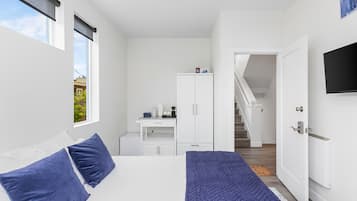 Tabla de planchar con plancha, wifi gratis y ropa de cama