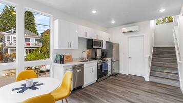 Classic-Einzelzimmer | Gemeinsame Küchenausstattung | Kühlschrank, Mikrowelle, Ofen, Herdplatte