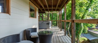 NAPA Suite • Hot Tub • Downtown • Original Art