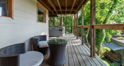 NAPA Suite • Hot Tub • Downtown • Original Art