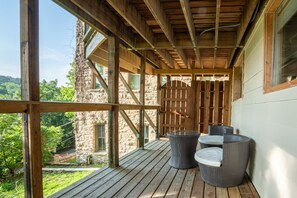 Terrace/patio - NAPA Suite • Hot Tub • Downtown • Original Art (Eureka Springs)