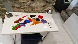 Un mapa del Valle de Napa sobre una mesa, con un muro de piedra al fondo.