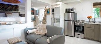 NAPA Suite • Hot Tub • Downtown • Original Art