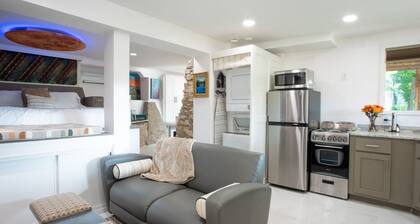 NAPA Suite • Hot Tub • Downtown • Original Art