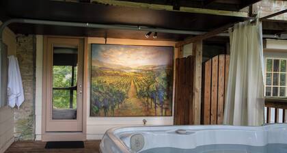 NAPA Suite • Hot Tub • Downtown • Original Art