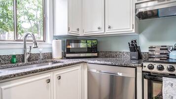 冰箱、微波炉、烤箱、炉灶