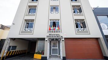 Vista frontal de la propiedad