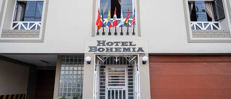 Vista frontal de la propiedad