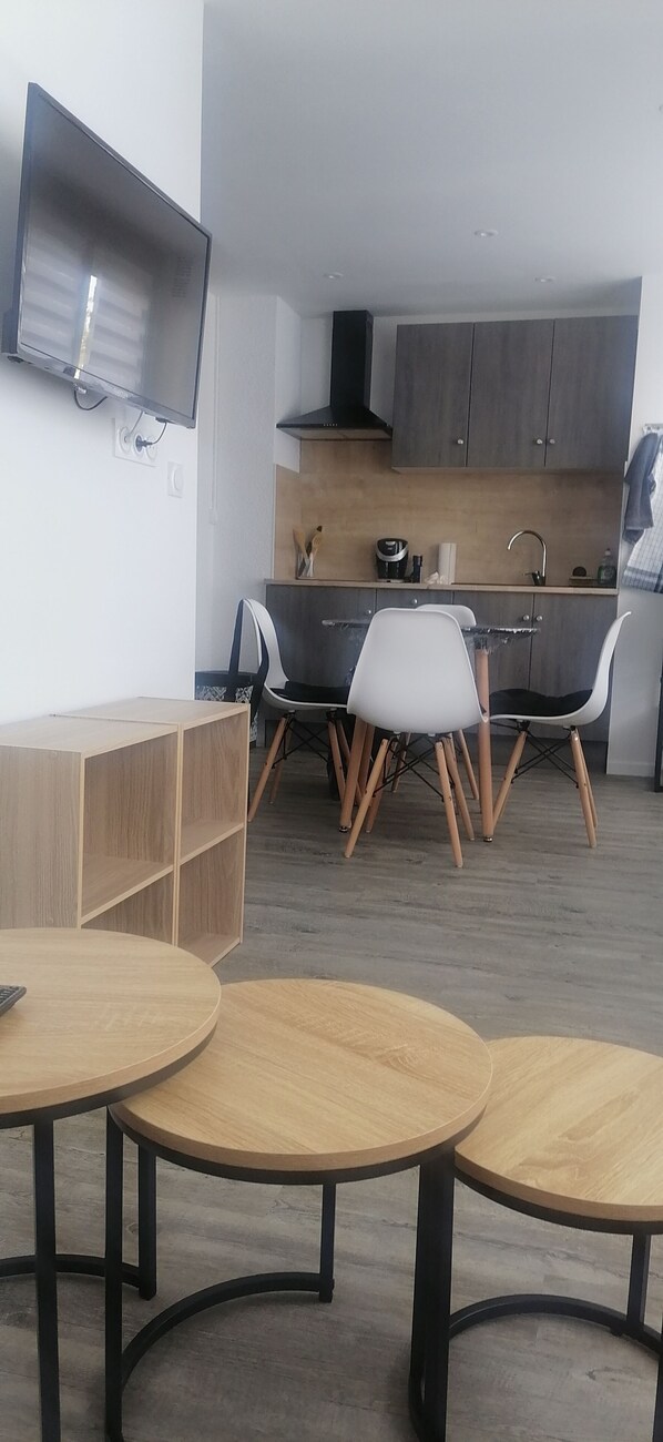 Dining - Enchanting 1-bedroom apartment in Roanne with WiFi access (Roanne)