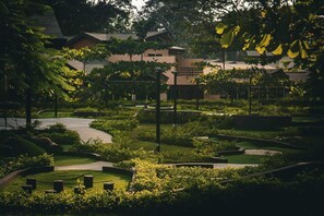 Property grounds - 4BDR/3BATH in resort with pools one street from beach. 12 amenities included. (Jacó)