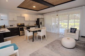 Interior - 4BDR/3BATH in resort with pools one street from beach. 12 amenities included. (Jacó)