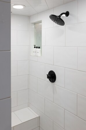 Douche, séchoir à cheveux, serviettes fournies, savon