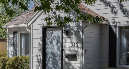 The McKenzie BnB - Charming & Cozy - 1 Block from Downtown Pullman!