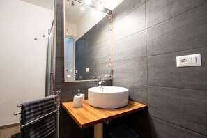 Douche, sĂšche-cheveux, bidet, serviettes fournies