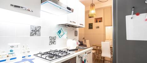 Kühlschrank, Ofen, Herdplatte, Wasserkocher mit Kaffee-/Teezubehör