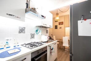 Refrigerador, horno, parrilla de estufa y cafetera y tetera