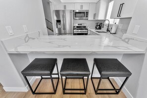 Fridge, microwave, oven, stovetop - Right By The Sand, Entire 3-Bedroom House In Belmont Shore (Long Beach)