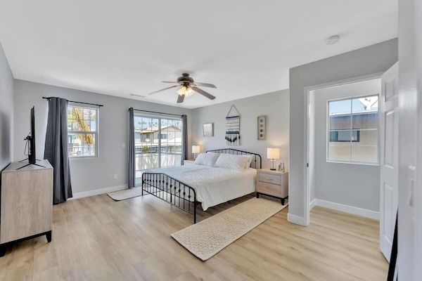 3 habitaciones, escritorio y tabla de planchar con plancha