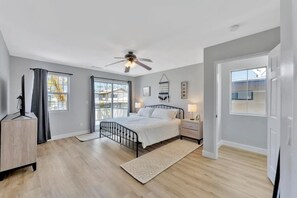 3 bedrooms, desk, iron/ironing board, travel cot