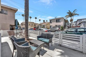 Outdoor dining - Right By The Sand, Entire 3-Bedroom House In Belmont Shore (Long Beach)