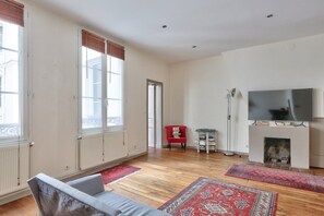 TV - 2 Bedroom Apartment in Paris (Paris)