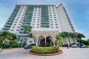 Front of property - Luxury Miami Beach Condos (Sunny Isles Beach)