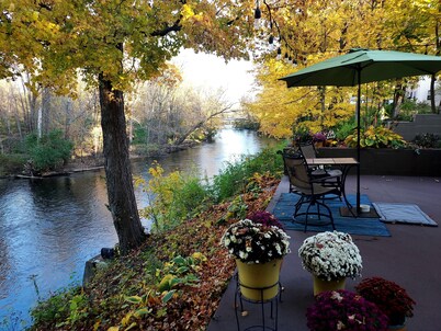 Riverside retreat with hot tub on the Huron River! 10 miles to UofM!