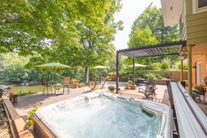 Outdoor dining - Riverside retreat with hot tub on the Huron River! 10 miles to UofM! (Dexter)