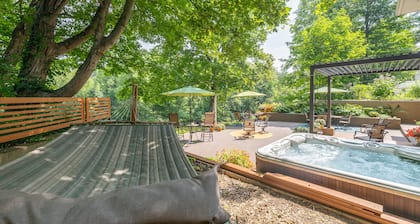 Riverside retreat with hot tub on the Huron River! 10 miles to UofM!