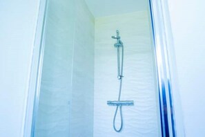 Een douche, gratis toiletartikelen, een haardroger, pantoffels