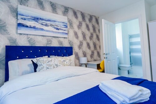 Cosy 3 Bedroom House Set In Manchester Free wifi & private parking