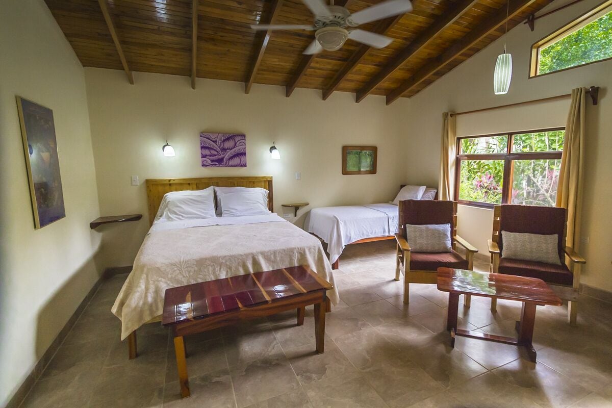 Quarto superior, varanda, vista para o jardim | Cofres nos quartos, Wi-Fi de cortesia, individualmente decorados