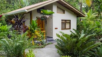 Superior-Zimmer, Terrasse, Gartenblick | Zimmersafe, individuell dekoriert, individuell eingerichtet