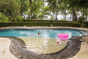 Outdoor pool, open 8:00 AM to 8:00 PM, sun loungers - LA PONDEROSA Beach & Jungle Resort (Pavón)