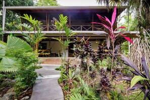 Villa, flere senger, tekjøkken | Safe på rommet, individuelt dekorert og individuelt innredet