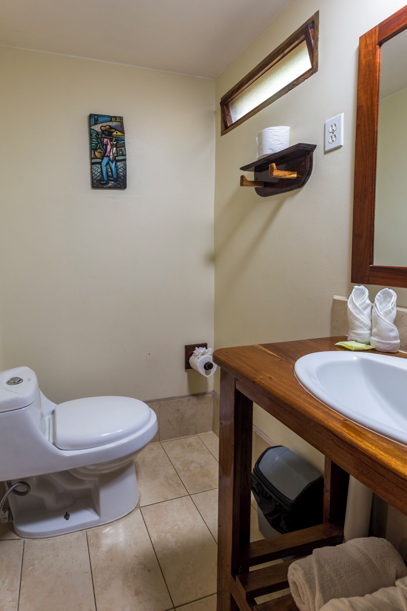Une salle de bain équipée de toilettes, d’un lavabo et d’un porte-serviettes.