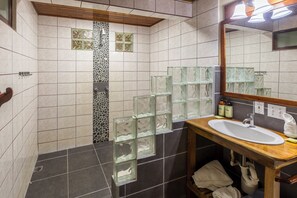 Biệt thự, nhiều giường, bếp nhỏ | Phòng tắm | Buồng tắm vòi sen, khăn tắm, xà phòng, dầu gội 