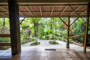 Villa, Mehrere Betten, Kochnische | Blick auf den Garten