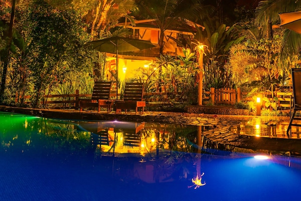 Piscina externa, funciona das 8h às 20h, espreguiçadeiras