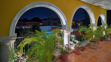 Chambre Premium, 1 grand lit, balcon, vue ville | Terrasse/Patio