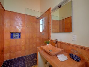 Habitación Premium, 1 cama Queen size, balcón, vista a la ciudad | Baño | Secadora de cabello, jabón, shampoo, papel de baño 
