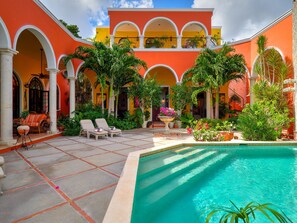 Outdoor pool, open 8:00 AM to 11:00 PM, sun loungers - Casa Oasis Guest House and Spa (Mérida)